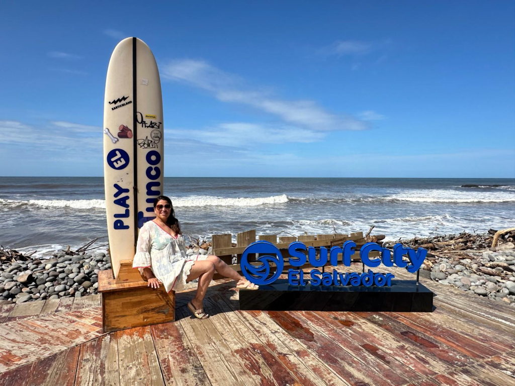 Playa el Tunco una de las playas mas famosas mundialmente para el Surfing.